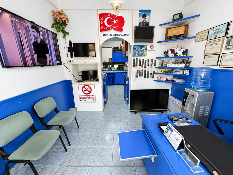 Bekleme koltukları ve servis masasıyla ön büro