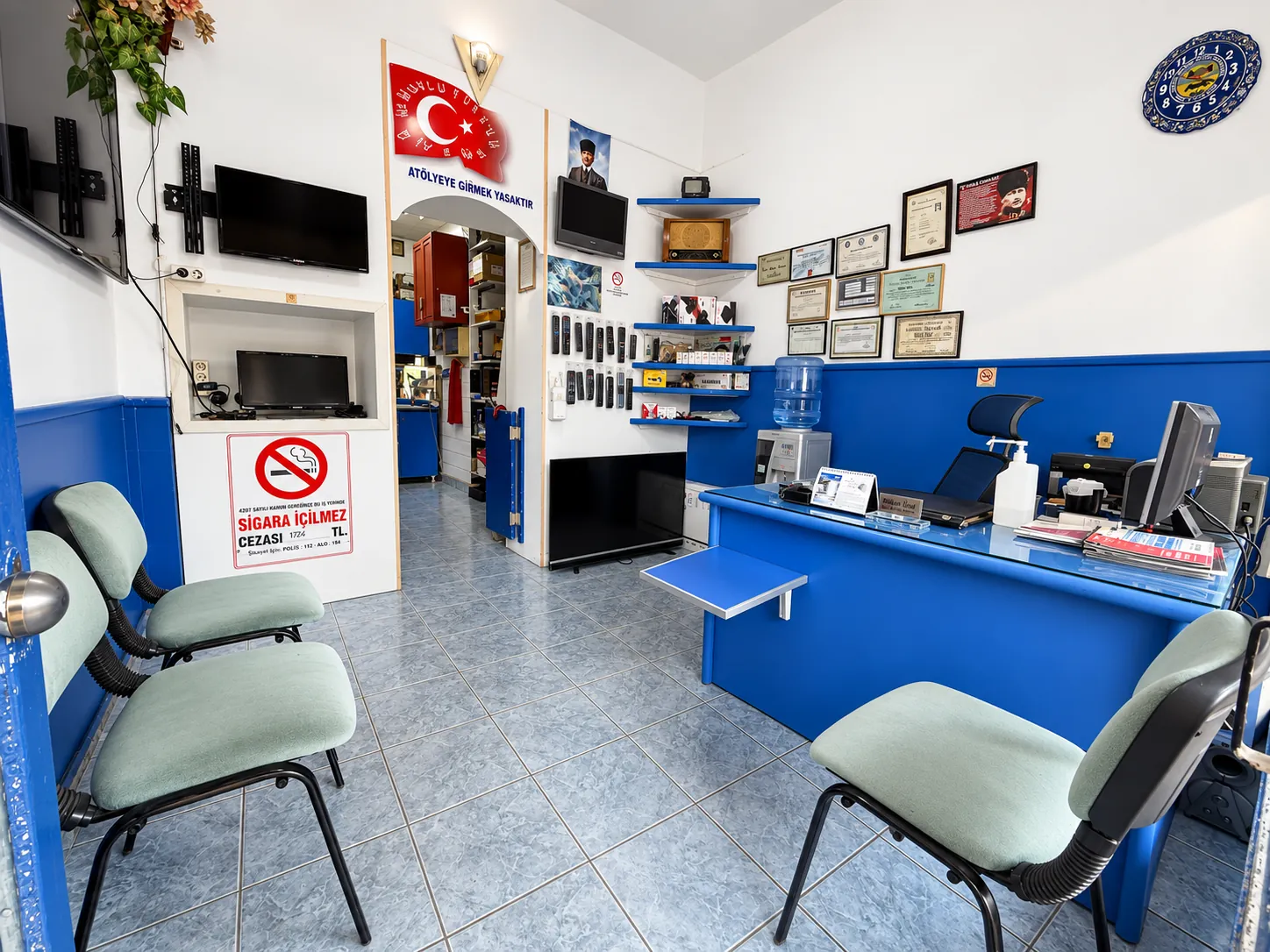 Ön büroda servis masası, bekleme alanı ve atölye girişi